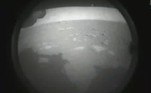 Instantes após o pouso bem-sucedido do rover Perseverance na superfície de Marte, a Nasa exibiu a primeira imagem da superfície do planeta vermelho captado por uma das câmeras do aparelho