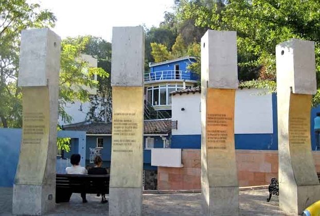 Perto do Cerro San Cristobal, a Casa Museo La Chascona é atração por ter sido um dos lugares onde viveu o poeta chileno Pablo Neruda. Lá estão preservados ambientes originais, e o turista conta com áudio-guia em diversos idiomas sobre cada local.
