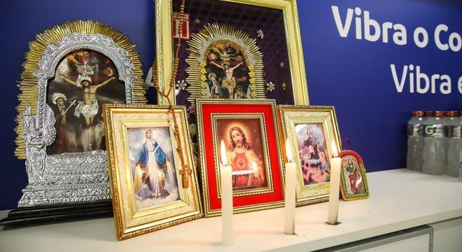 O altar improvisado no vestiário de "La Inca"