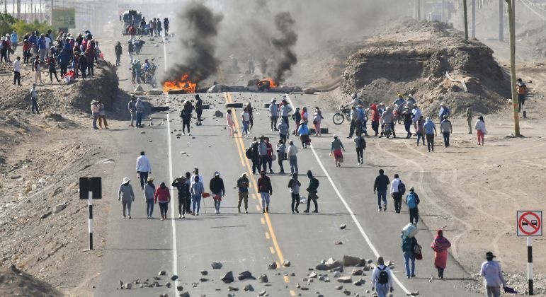 Manifestantes continuam com bloqueios de estradas no Peru