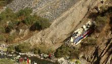 Ônibus despenca em precipício no Peru e deixa dezenas de mortos 