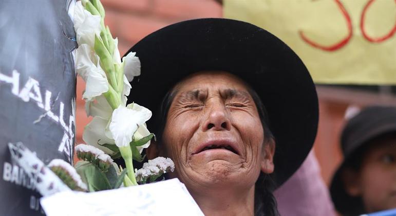 Parente de um dos manifestantes assassinados chora durante seu funeral, em Ayacucho (Peru)