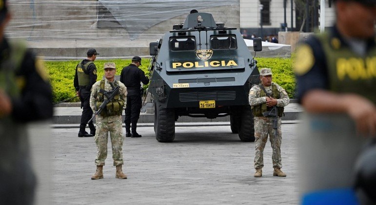 Polícia peruana reforça patrulhamento nas cidades do país