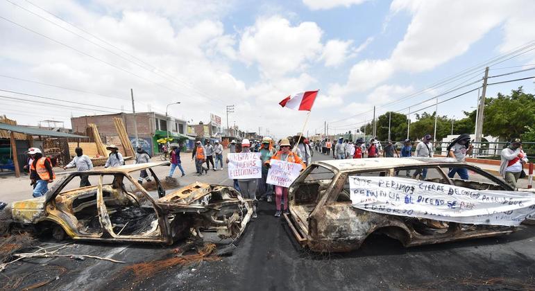 Peruanos foram às ruas para se manifestar contra a crise política do país