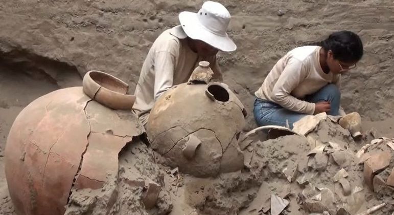 Arequeólogos trabalham na área em que foi descoberta a tumba pré-inca