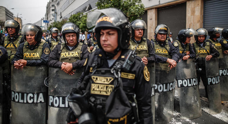 Policiais tomaram as ruas do Peru para conter a violência em protestos