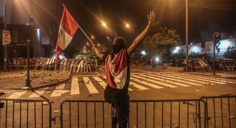 Flamengo estreia na Libertadores em cidade com cenário de guerra