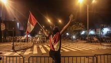 Ao menos 25 policiais ficam feridos durante manifestações contra presidente do Peru 