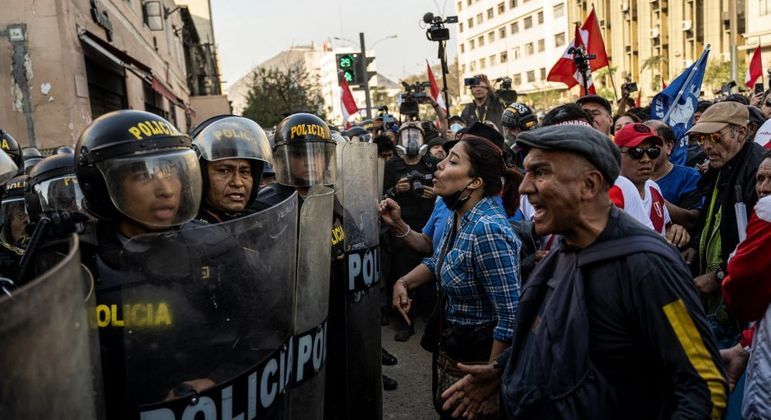 Manifestantes foram às ruas no Peru para protestar contra o presidente Pedro Castillo
