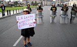 Em Lima, um protesto de cerca de mil pessoas foi em direção ao Parlamento, onde foi dispersado pela polícia com gás lacrimogêneo, e pelo menos três manifestantes foram presos, confirmou a AFP