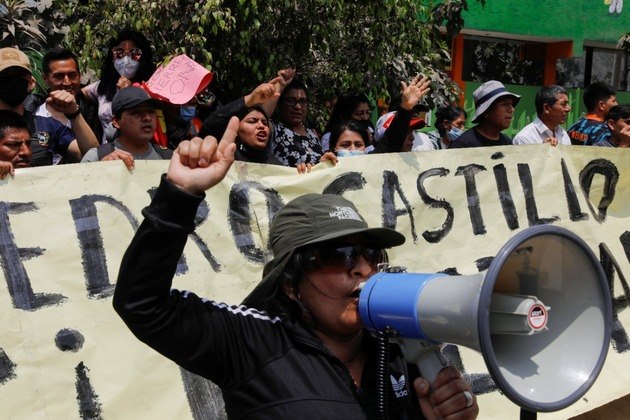 Os peruanos que apoiam o ex-presidente do Peru Pedro Castillo prometem lutar até o fim pela liberdade do líder, após ele ser detido por uma tentativa frustrada de dissolver o Parlamento do país. Emocionada e sem conter as lágrimas, Ana Karina Ramos promete que vai 