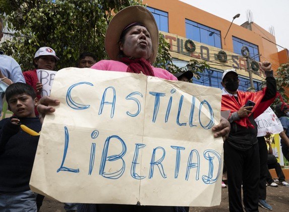 Uma centena de simpatizantes do ex-presidente protestam em frente à sede da divisão de operações especiais da polícia, Marco Puente Llanos, em Ate, no leste de Lima. Em frente ao portão, policiais de choque formavam um cordão isolando a entrada