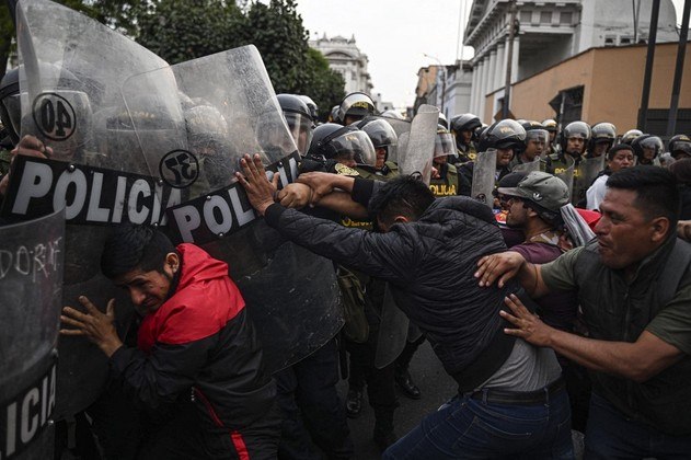 Descontentamento cresce no Peru com protestos, enquanto sucessora de Castillo negocia novo governo - Fotos - R7 Internacional