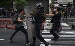 Dois dias após sua fracassada tentativa de golpe, o líder esquerdista, que assumiu o poder há 16 meses, divide um centro de detenção com o ex-presidente Alberto Fujimori, na base das forças especiais da polícia, localizada a leste de Lima. O Ministério Público o acusa de rebelião e conspiração, e um tribunal superior ordenou sete dias de prisão preventiva