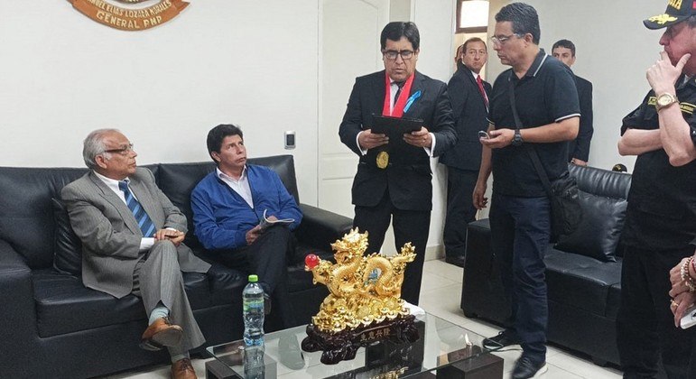 Pedro Castillo (de azul) foi fotografado na sede da Prefeitura de Lima