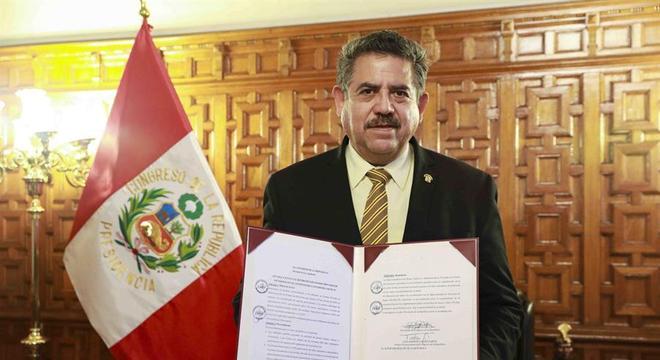 Manuel Merino toma posse como presidente interino do Peru 