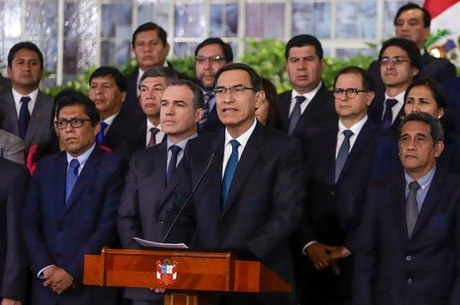 Martín Vizcarra tenta aprovar reforma política no Peru 