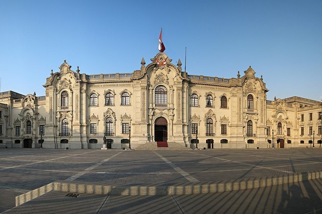 Peru: República unitária presidencialista.  Presidente: Pedro Castillo. População: 33 milhões de habitantes. Capital: Lima. Na foto, Palácio do Governo. 