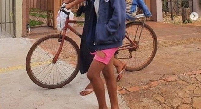 Imagem compartilhada por academia de Dourados (MS) na qual indígenas foram alvos de críticas e caso foi parar no Ministério Público Federal. (Imagem cortada para preservar as identidades da mulher e das crianças) 