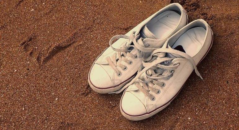 O pé foi levado até a areia pelas ondas do mar
