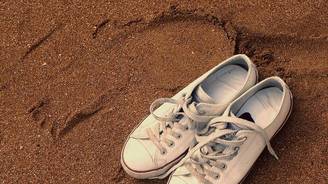 Banhistas ficam horrorizados ao encontrar tênis com pé decepado (Pixabay)