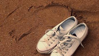 Banhistas ficam horrorizados ao encontrar tênis com pé decepado (Pixabay)