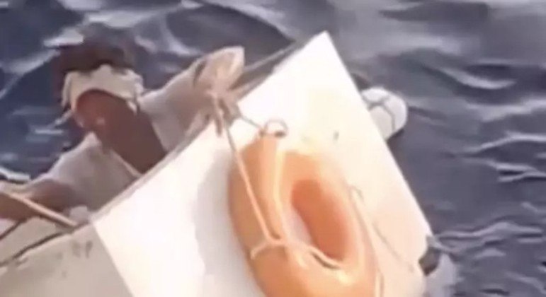 Brasileiro foi resgatado por pescadores após ter passado 11 dias em alto-mar dentro de um freezer