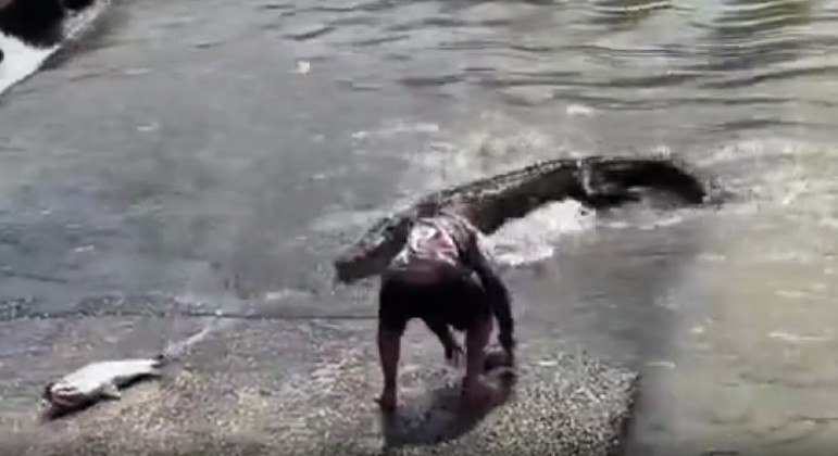 Pescador se arriscou perto de crocodilo para recuperar o boné do filho