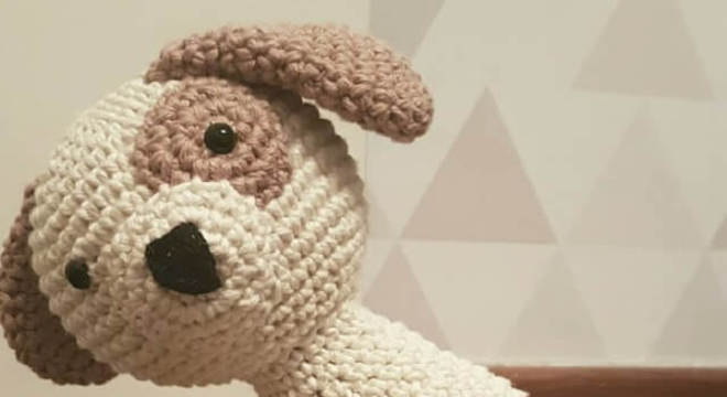 Peso de porta de crochê cachorrinho