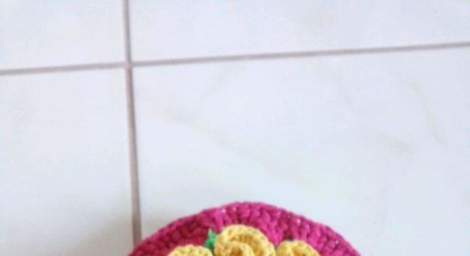 Peso de porta de crochê com flor colorida