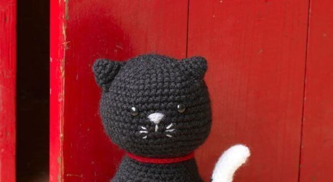 Peso de porta de crochê com gato preto