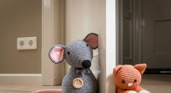Peso de porta de crochê para quarto infantil