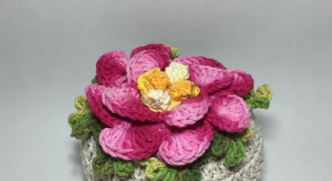 Peso de porta em crochê com flor