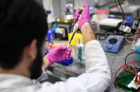 Laboratórios testam diversas drogas contra a covid-19