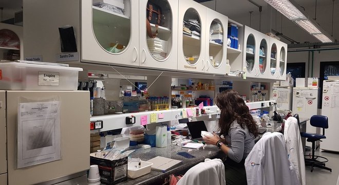 Falta de financiamento das indústrias aliada aos recorrentes cortes de verbas de bolsas causam uma fuga de cérebros do Brasil, segundo cientistas 