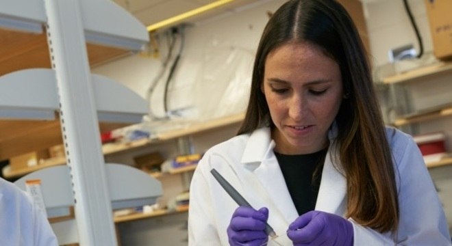 Livia Eberlin utiliza sua caneta MacSpec Pen desenvolvida por ela (Fundação MacArthur/Divulgação)