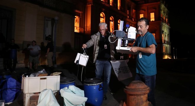 Pesquisadores e funcionários correram ao museu para tentar resgatar o que podiam, enquanto o prédio ardia em chamas 