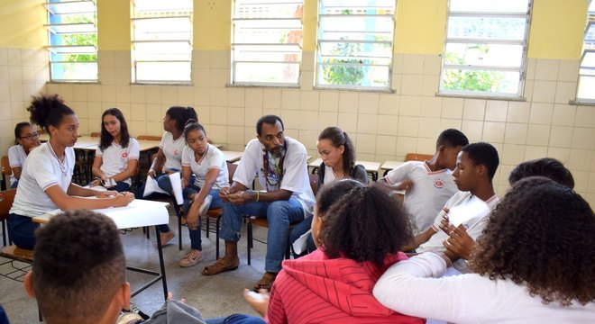 Pesquisas sobre a Língua Portuguesa são estimuladas durante organização de desfile cívico