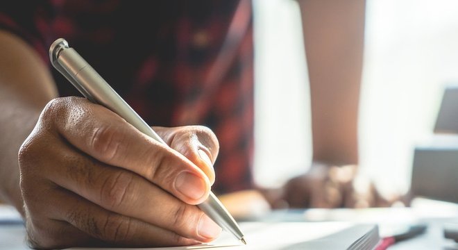 No Enem, cada erro de português tira pontos da redação