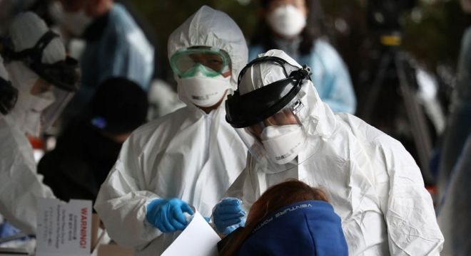 A política de testagem em massa é considerada uma das razões para que a Coreia do Sul esteja conseguindo controlar a disseminação da covid-19

