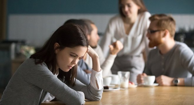 Às vezes, essa timidez diante do contato social gera sofrimento tão profundo e paralisante que a pessoa se retira do convívio