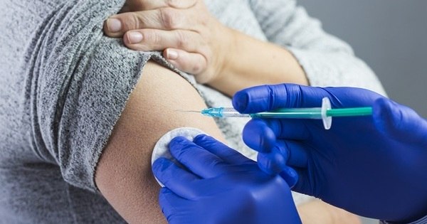 Featured image of post Imagens De Pessoas Tomando Vacina - Nenhuma vacina está totalmente livre de provocar reações.