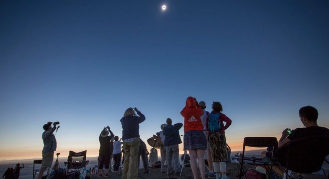 Quando a Lua fica entre a Terra e o Sol e a noite interrompe brevemente o dia, as temperaturas caem repentinamente