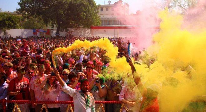 Você pode ser um turista melhor e ainda ter experiências como celebrar o festival das cores, Holi, em Jaipur, na Índia 