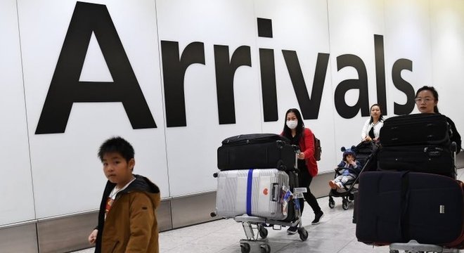 Fazer triagem em aeroportos é medida que consome recursos e de baixa eficácia, diz diretor-assistente da Opas 