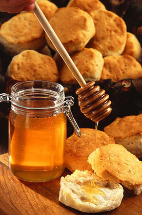Pessoas com diabetes não devem consumir mel, pois, embora ele tenha um índice glicêmico menor que o açúcar comum, eleva a taxa de glicose do sangue.