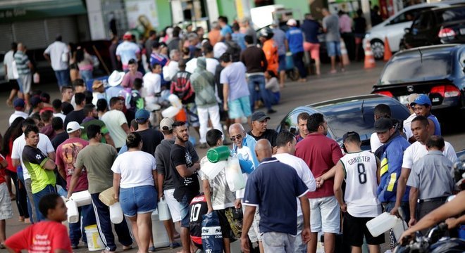  Pessoas e carros fazem fila para comprar combustível em um posto em Luziania (GO), no sétimo dia da greve dos caminhoneiros Conversas fechadas, criptografadas, sem rastro e em pirâmide