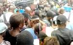 Pelo menos 26 pessoas foram eletrocutadas na última quarta-feira (2) quando um cabo de alta-tensão caiu em um canal que atravessava um mercado a oeste de Kinshasa, disseram fontes oficiais. 