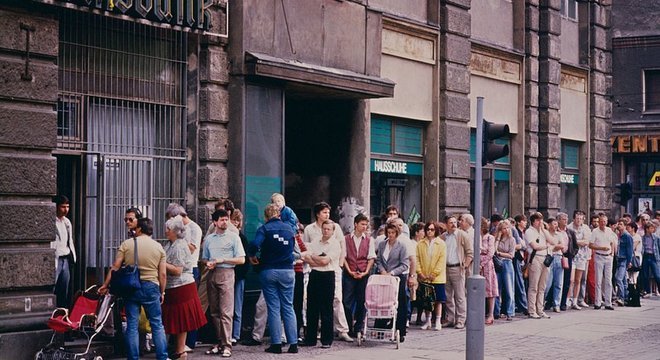 Um dia após a introdução do marco alemão como moeda na RDA, os berlinenses orientais correram para os bancos da capital para trocar suas moedas

