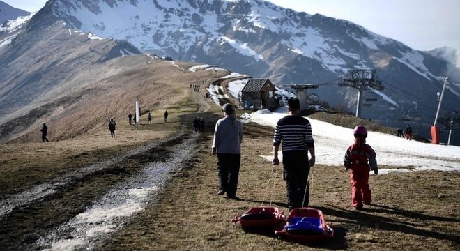  Clima ameno e falta de neve têm afetado pistas de ski nos Pirineus